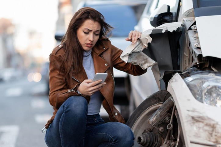 mujer llamando al servicio de baja de vehiculos Barcelona